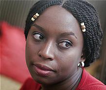 Chi­ma­man­da Ngo­zi Adi­chie foto