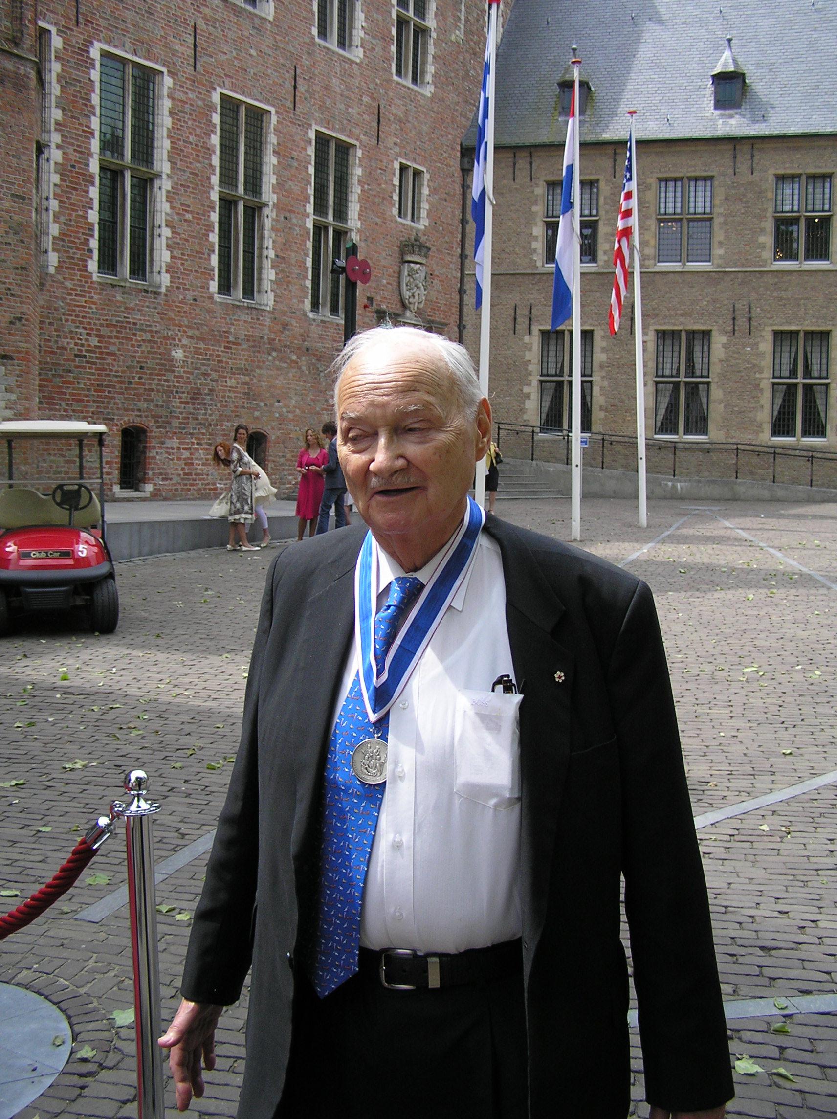 Maurice F. Strong foto